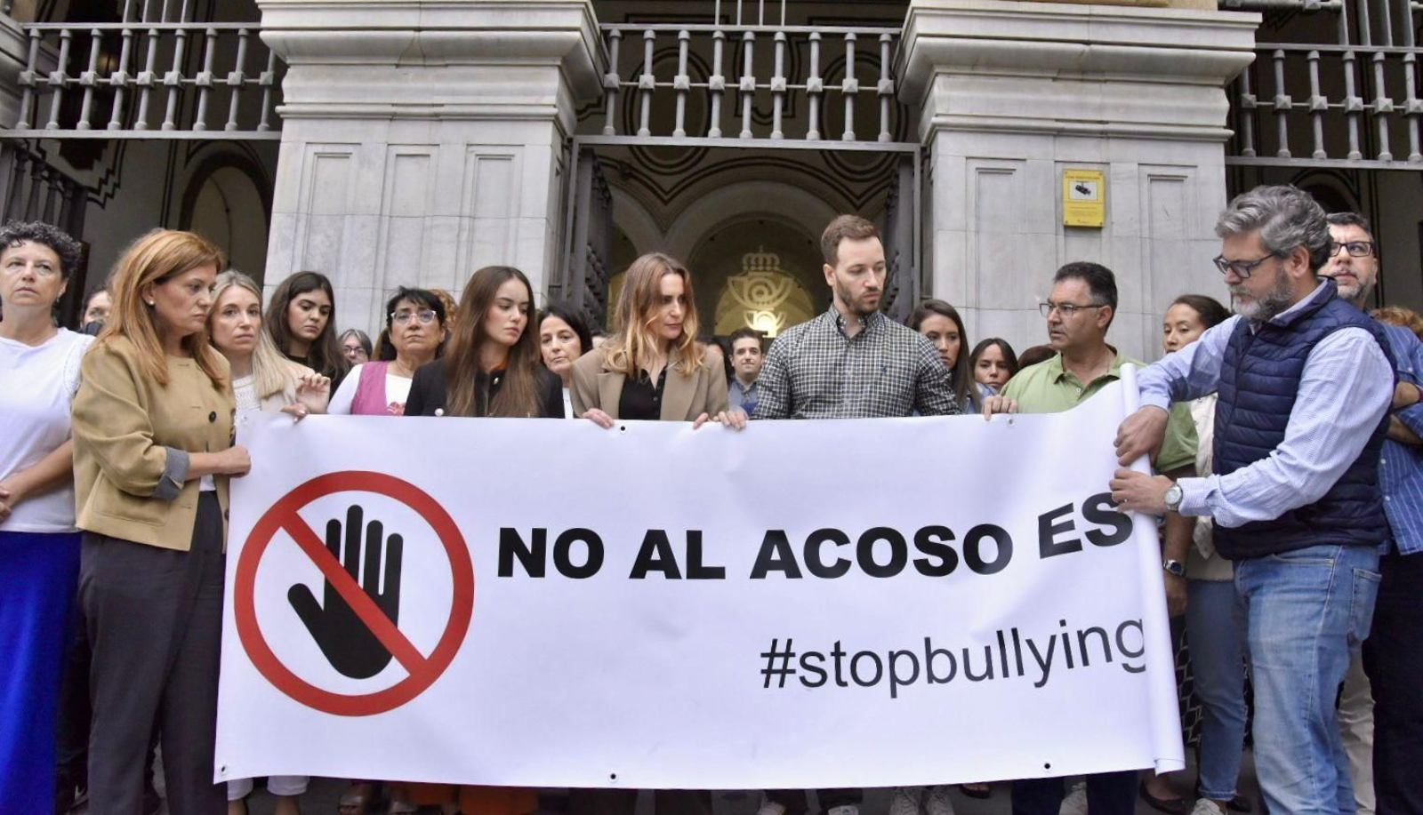 Los trabajadores de Correos tras el minuto de silencio en homenaje a Sandra Peña.