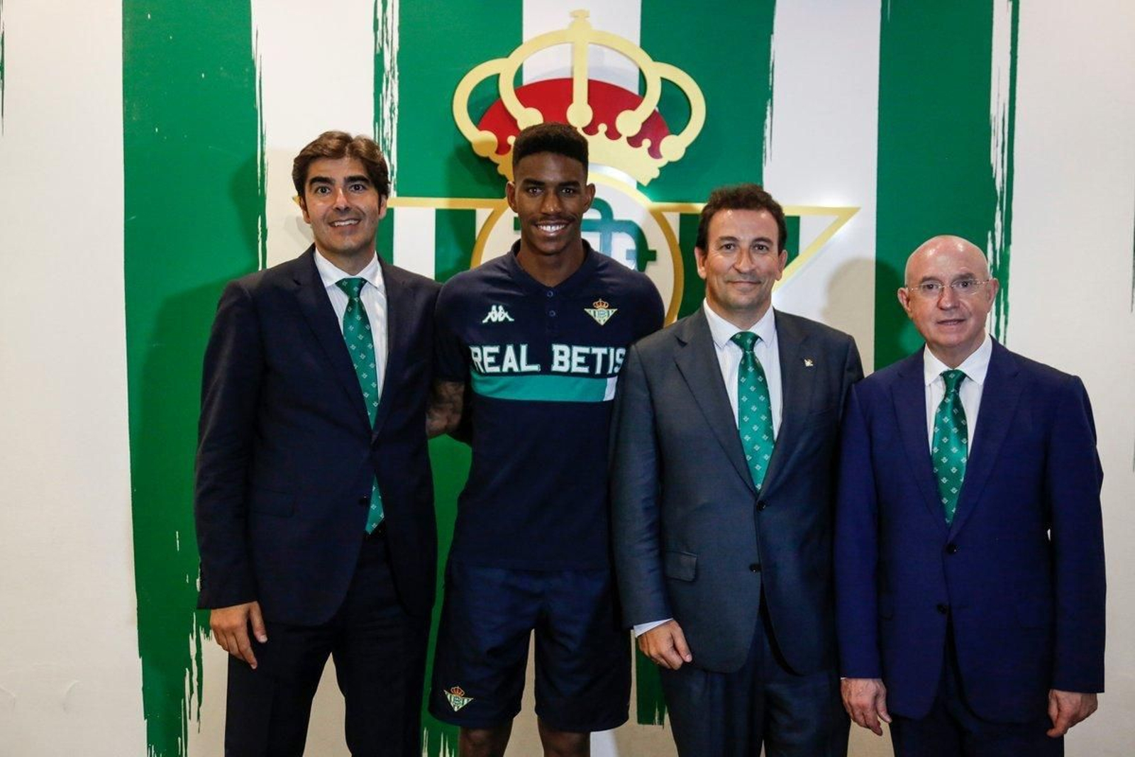 El Betis hace oficial la renovación de Júnior