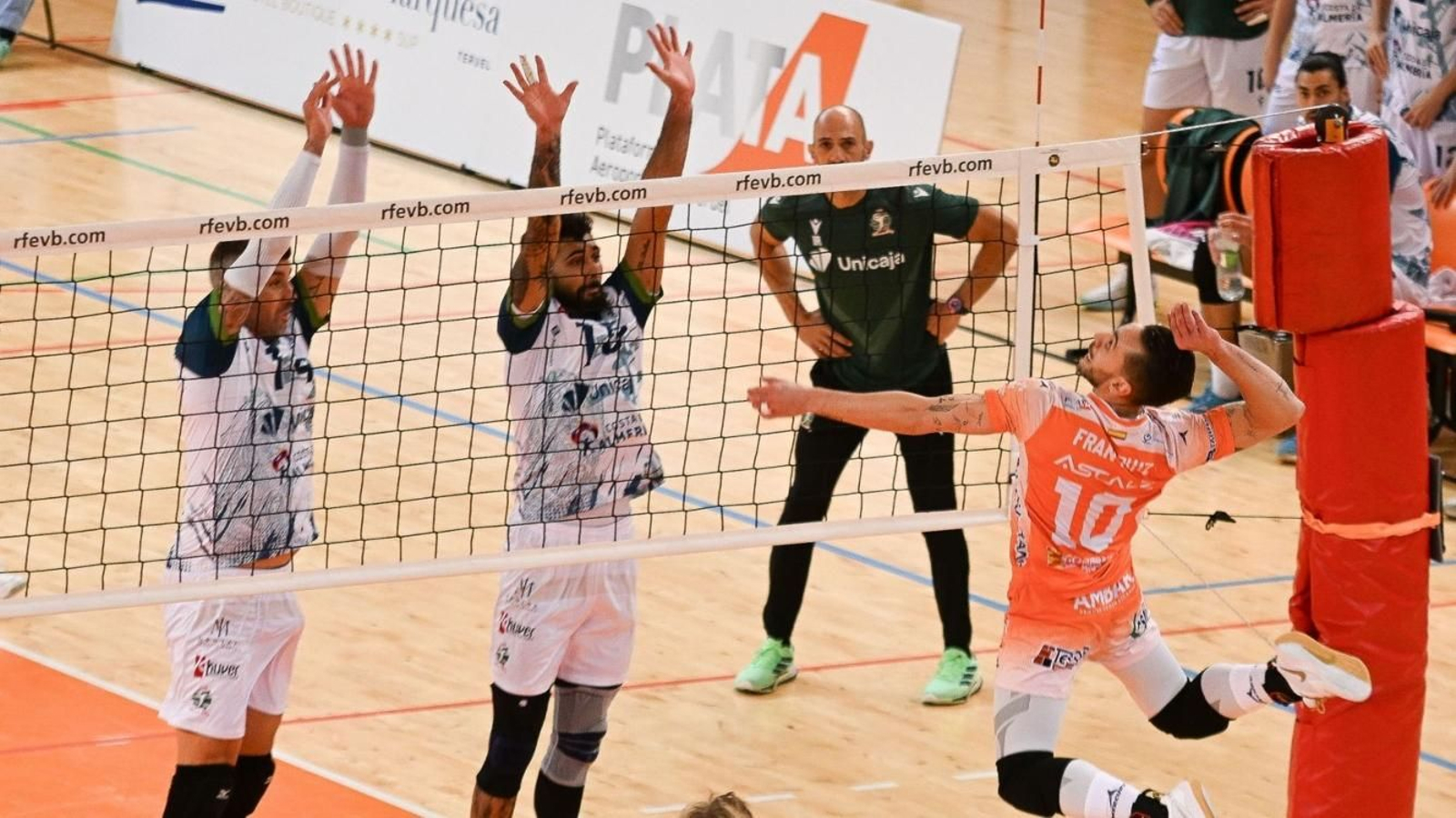 Fran Ruiz busca el remate ante la oposición verde.