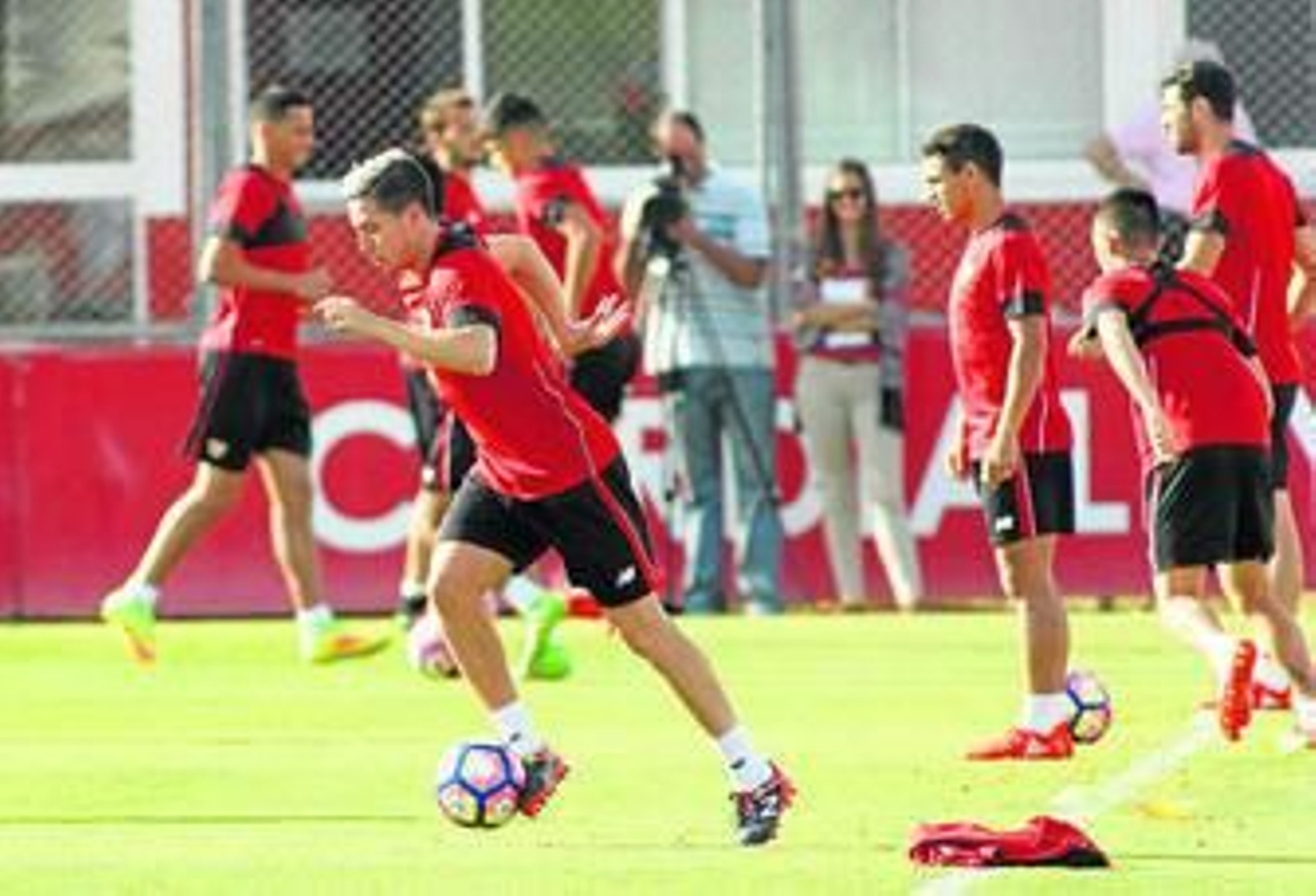 El francés Nasri, novedad en el entrenamiento sevillista de ayer, se ejercita con el balón en la ciudad deportiva.