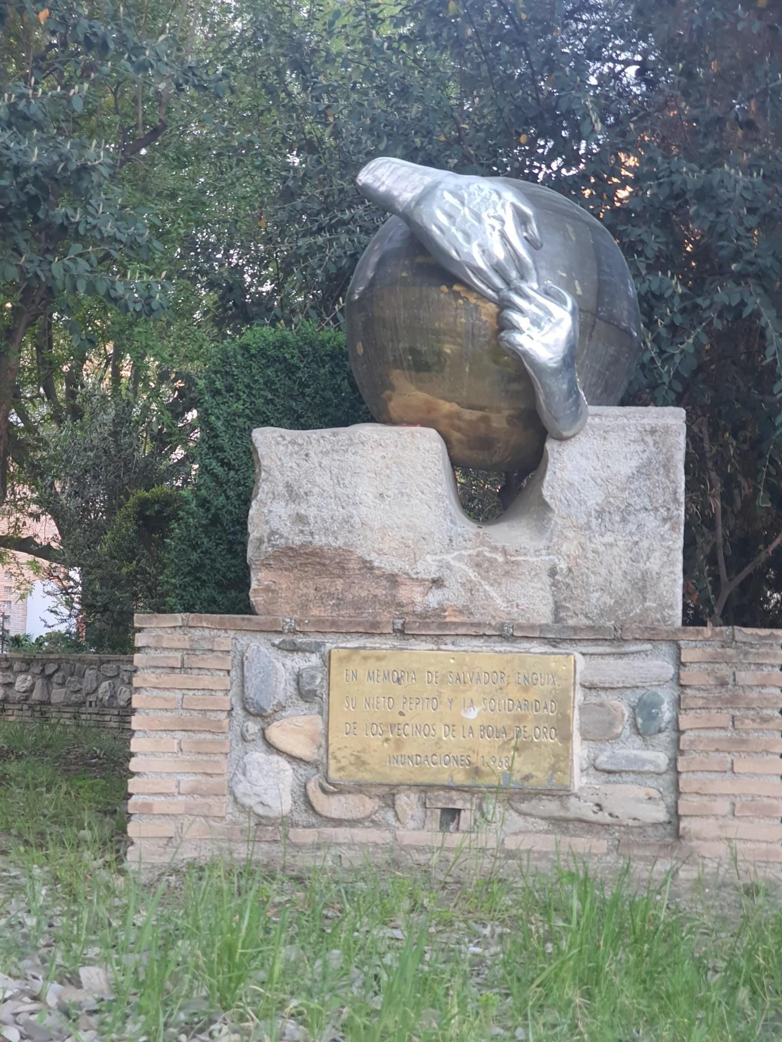 Monumento a los fallecidos por las riadas del 68.