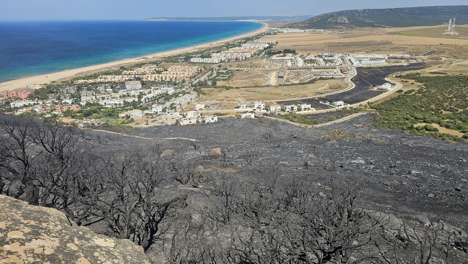 Así han quedado las urbanizaciones de Atlanterra y Zahara de los Atunes tras el incendio de Tarifa