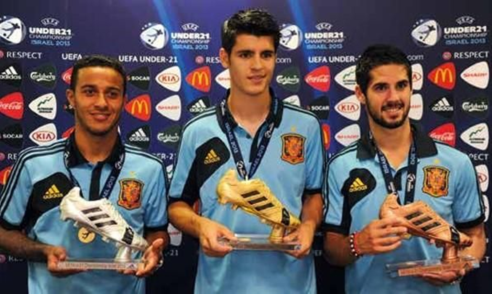 Isco posa con uno de los premios individuales junto a Thiago y Morata.