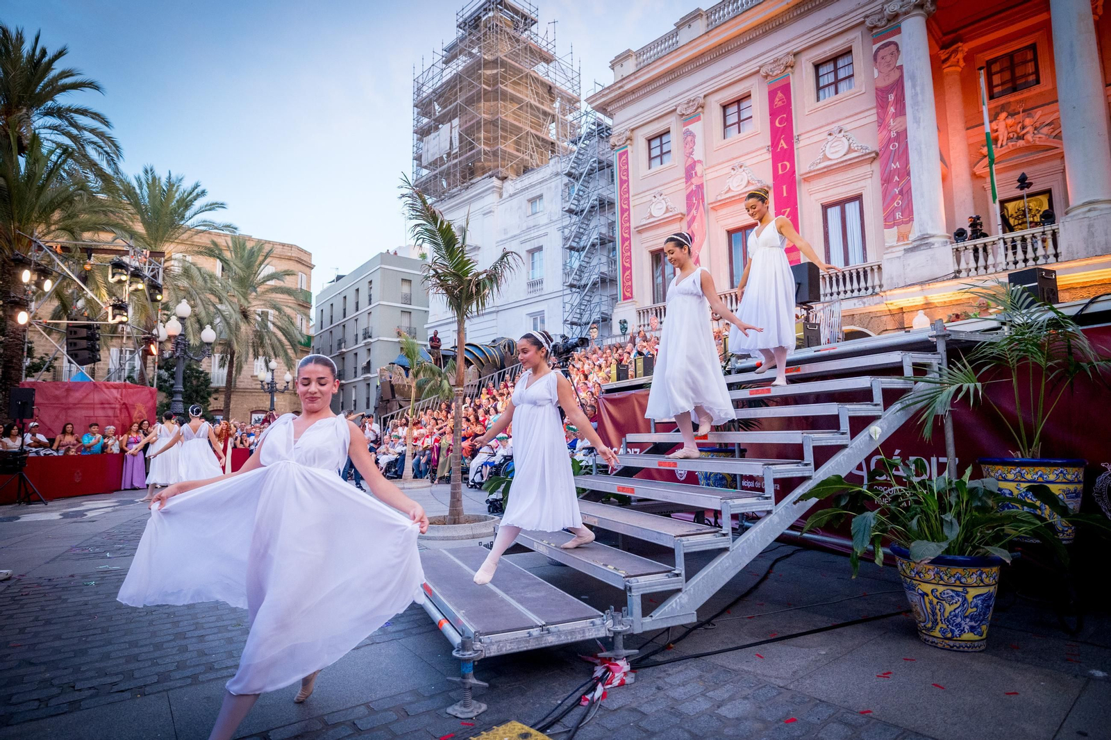 Las imágenes de Gades Romana 2025: la comitiva y el espectáculo inaugural en Cádiz