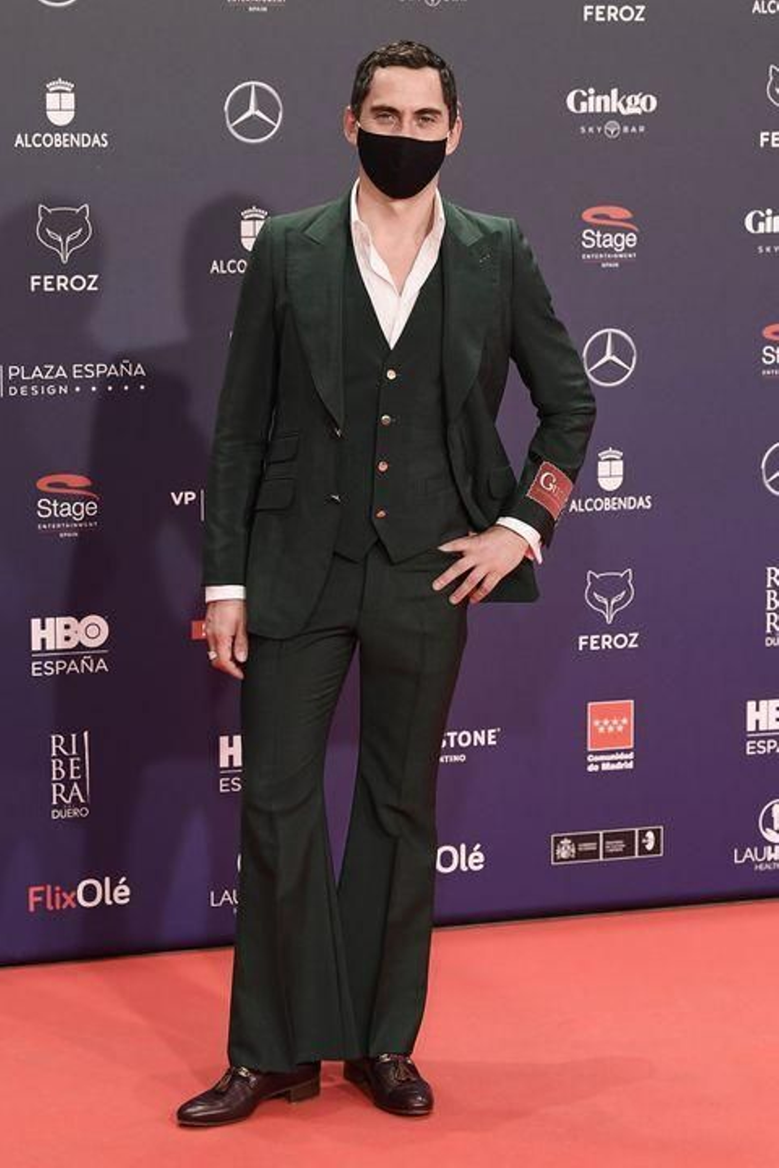 Paco León, con traje verde botella.