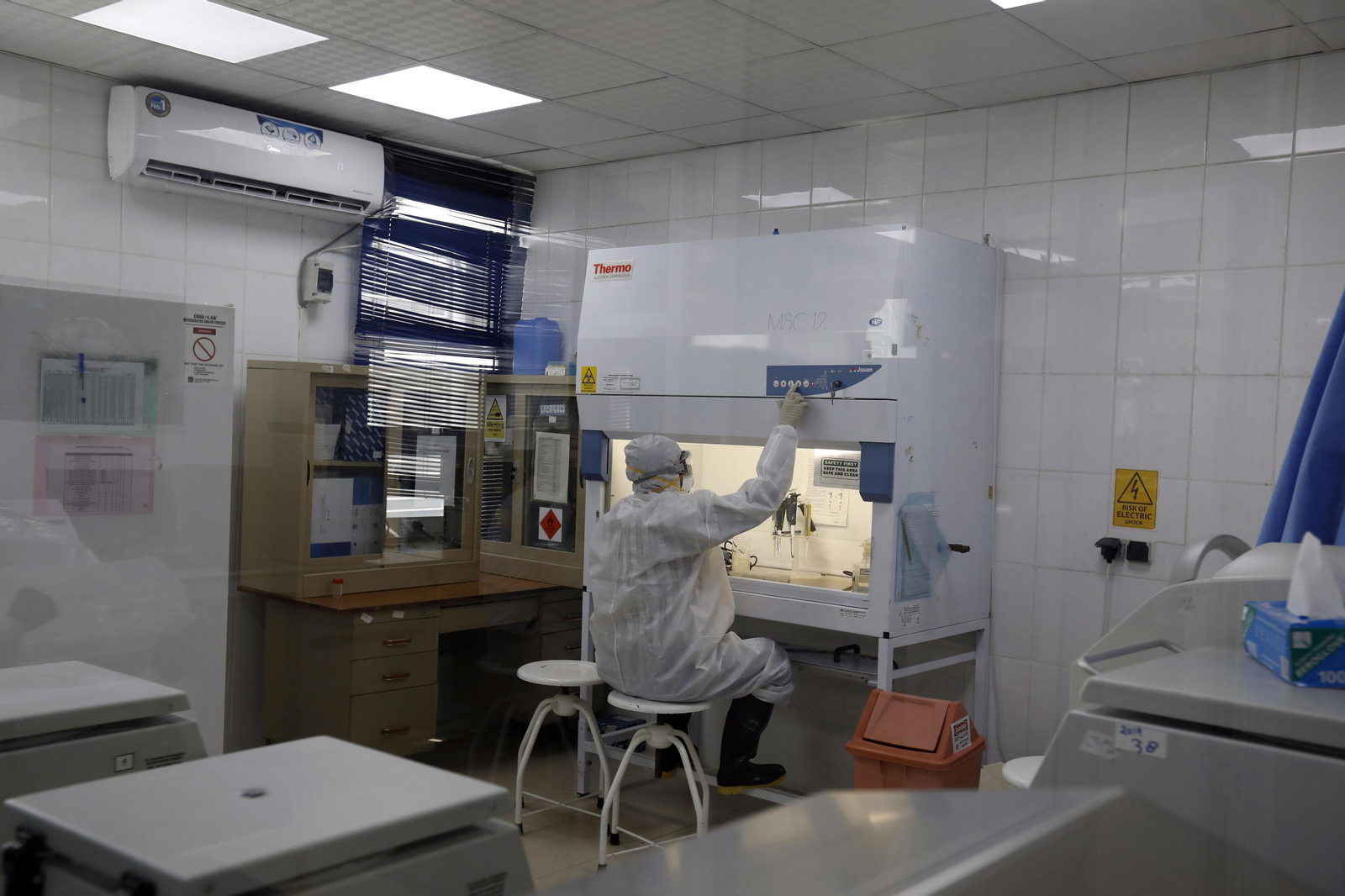 Un investigador, en la búsqueda de una vacuna contra el coronavirus.