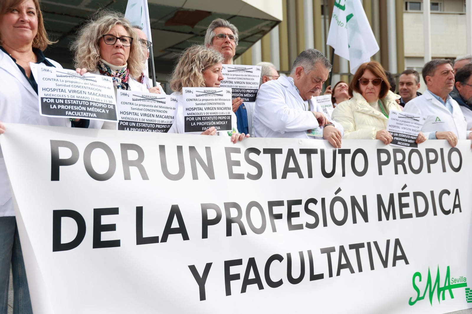 Un grupo de médicos se concentra ante el Hospital Macarena  en una protesta anterior.