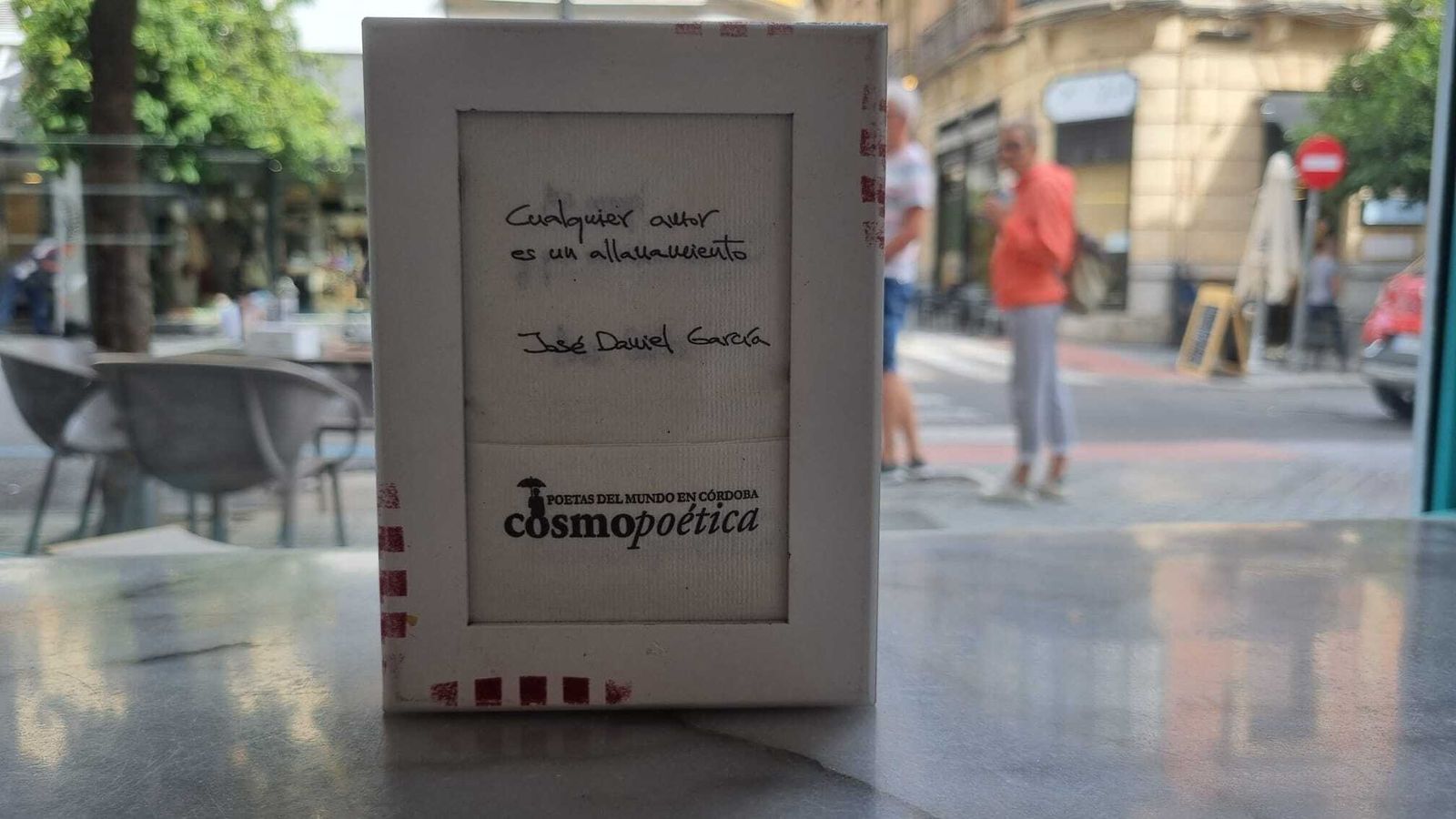 Un verso de José Daniel García en una de las 'cosmoservilletas'.