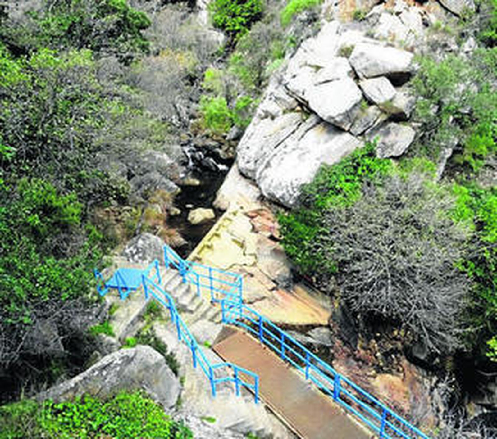 Vista de la presa e instalaciones con las que se capta agua en la Garganta del Capitán.