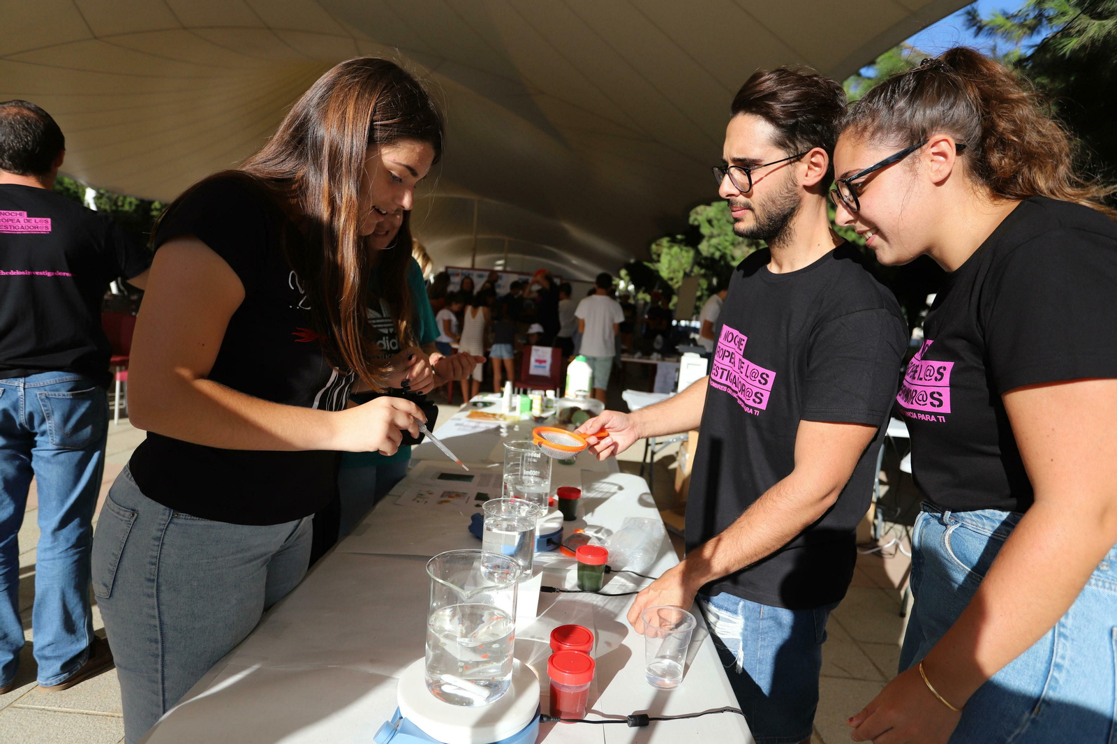 Las carpas han acogido hasta 21 talleres con diferentes aspectos de la ciencia.