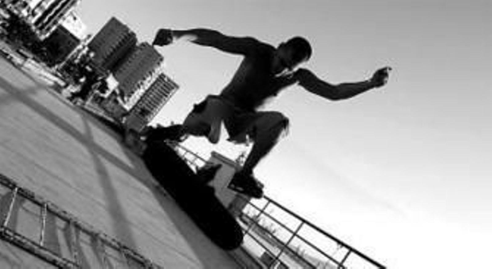 Un joven practica 'skateboard' en la capital.