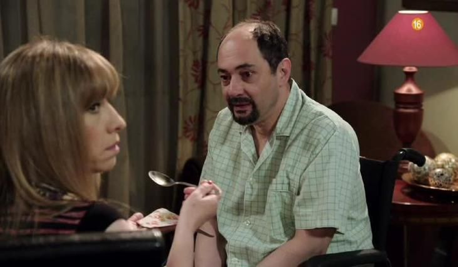 Antonio Recio, en silla de ruedas, atendido por Berta