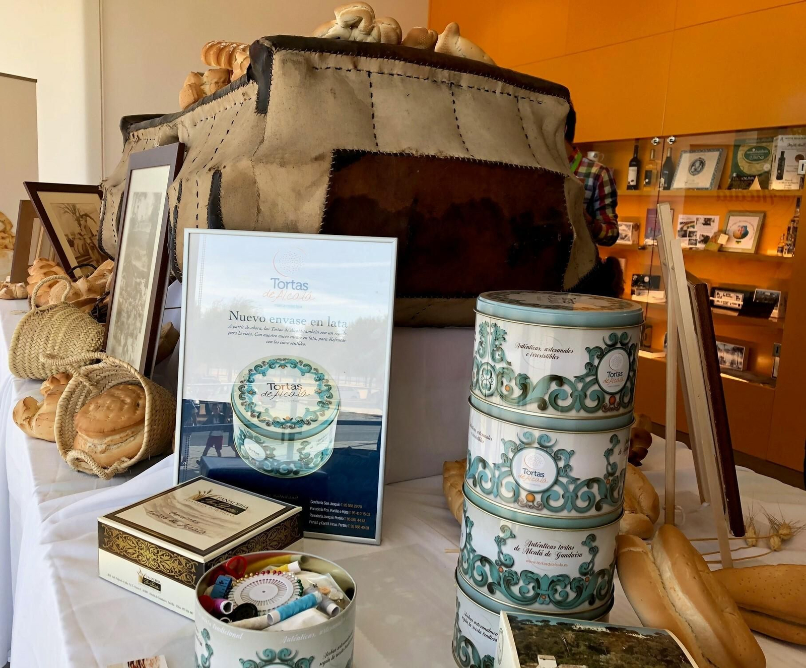 Un expositor con pan y tortas de Alcalá de Guadaíra.