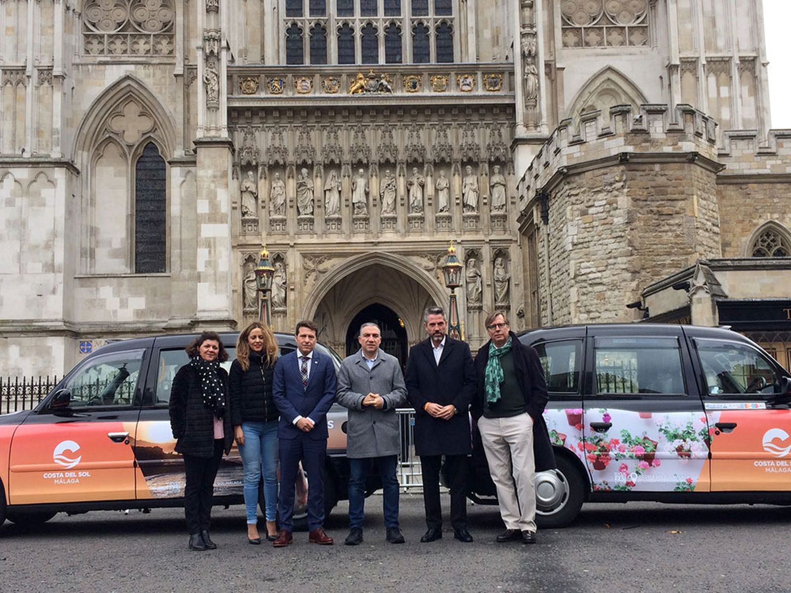Dos de los taxis londinenses que promocionarán la imagen de la Costa del Sol.