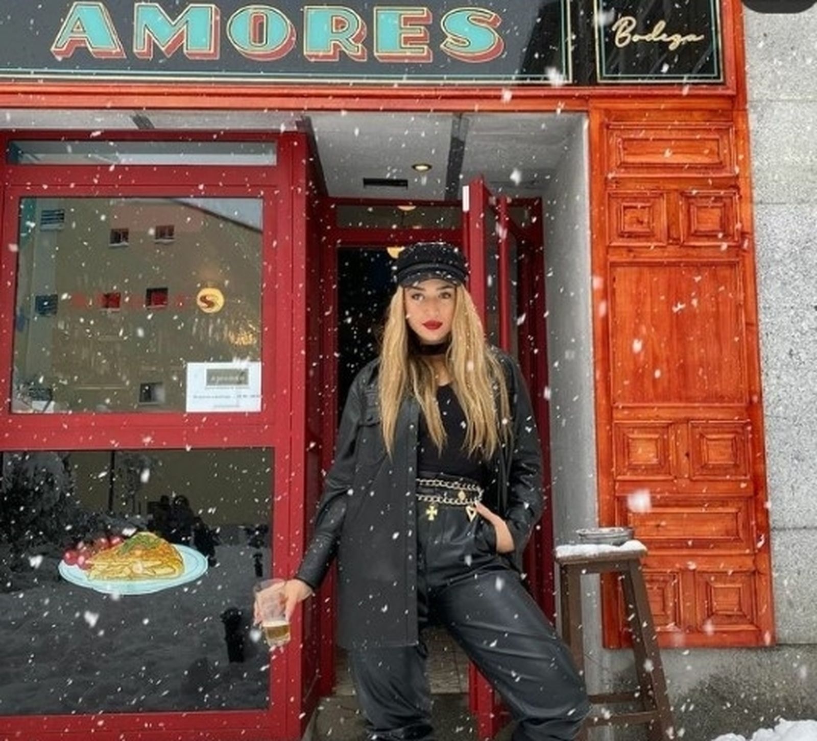 Lola Índigo ante uno de los locales de Lavapiés, en plena nevada