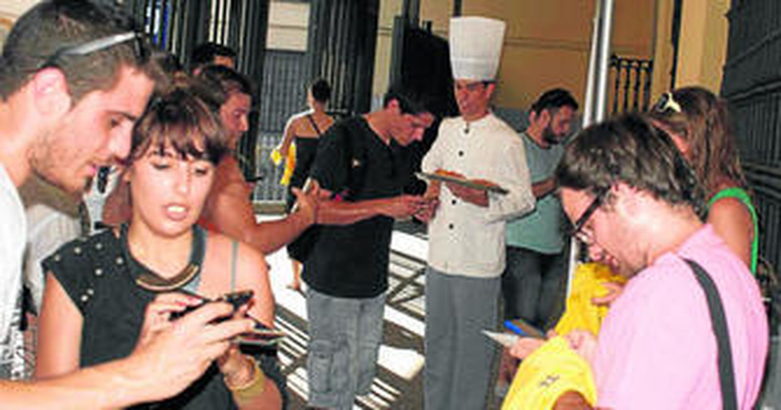 1. Concursantes de la gymkhana durante la resolución de las pruebas, ayer en Sevilla. 2. Ana Mancera podrá disfrutar de un fin de semana para dos personas en La Coruña tras resultar vencedora de la gymkhana.