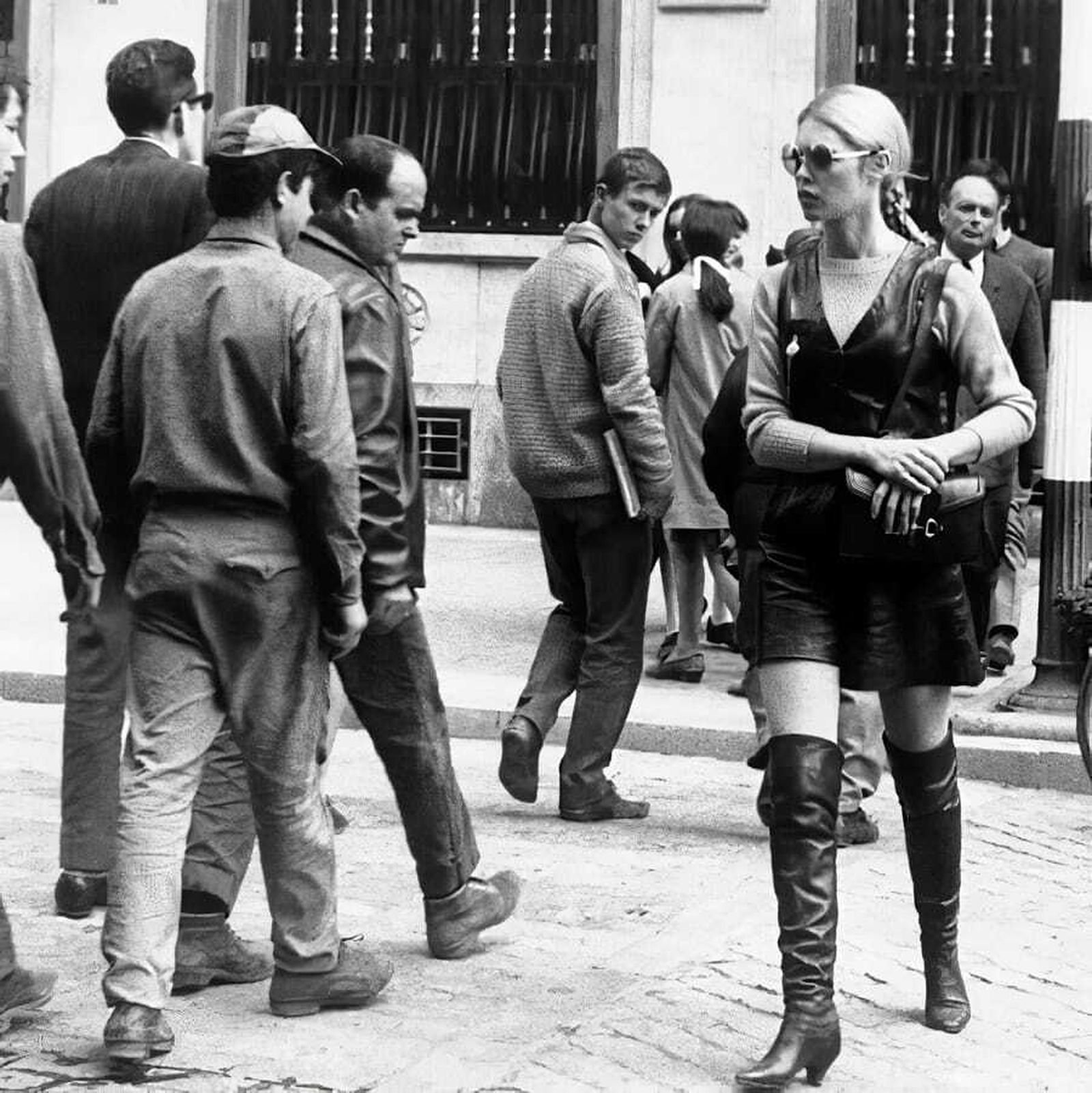 Expectación que despierta en los granadinos Brigitte Bardot al pasar por la Gran Vía.