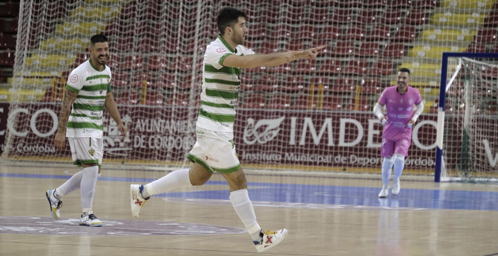 Ismael López celebra un gol ante Jesús Rodríguez y Cristian Ramos. Ismael López celebra un gol ante Jesús Rodríguez y Cristian Ramos.
