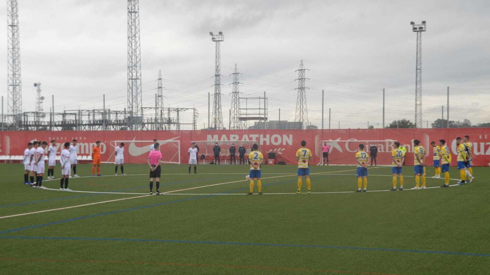 Minuto de silencio en el Sevilla C-Coria CF.