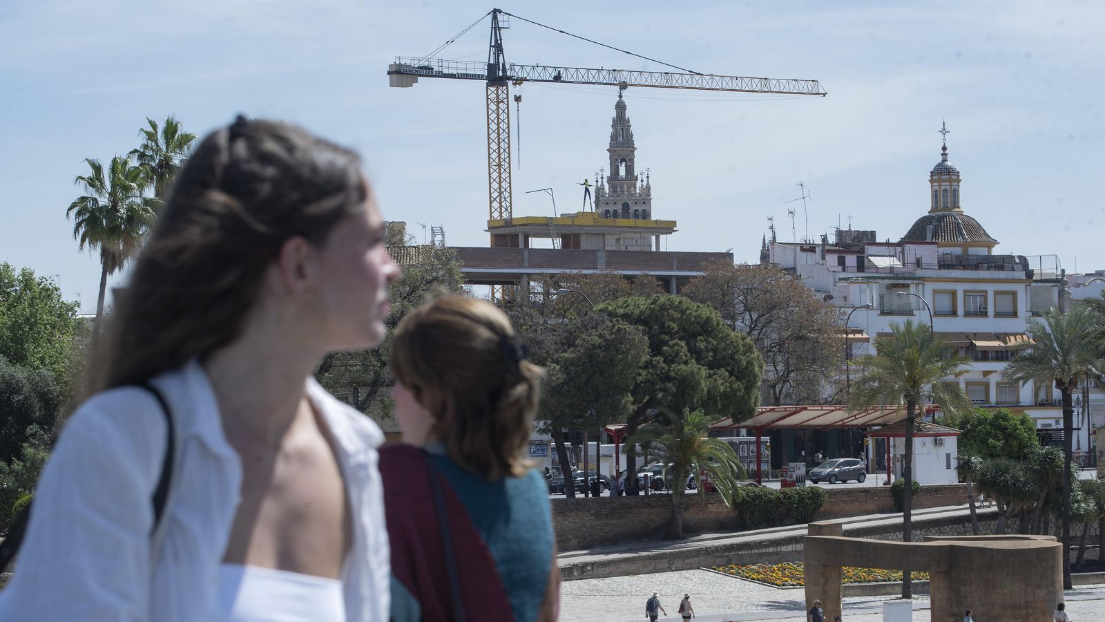 El ático del nuevo edificio afecta a la visión de la Giralda desde el puente de Triana.