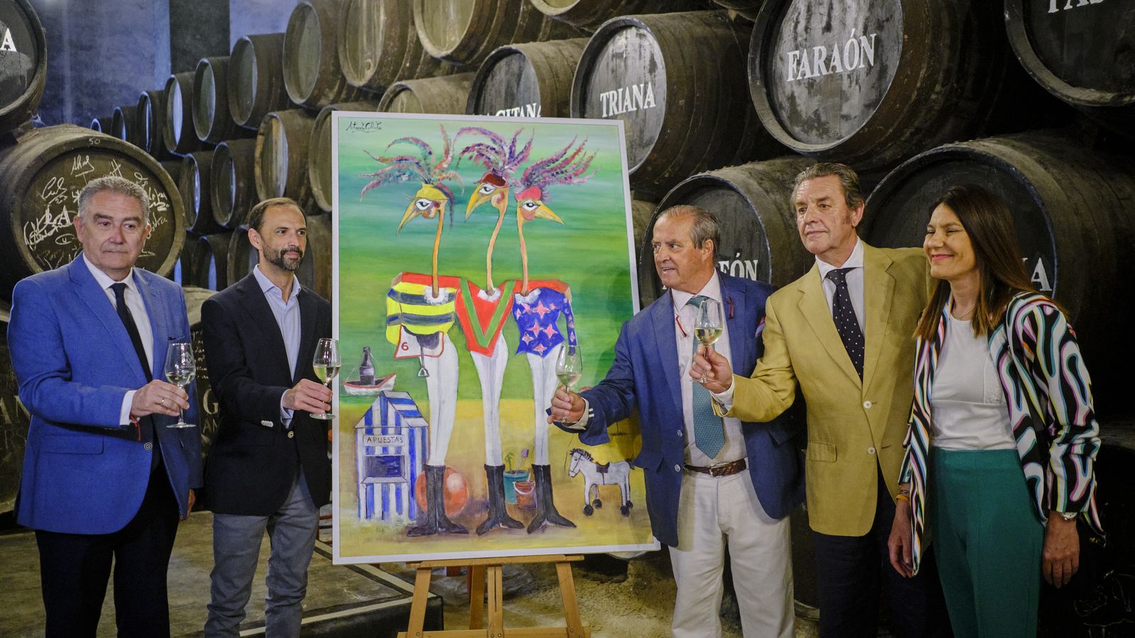 El alcalde junto a otras autoridades posan con el cuadro original del cartel en la bodega Hidalgo La Gitana