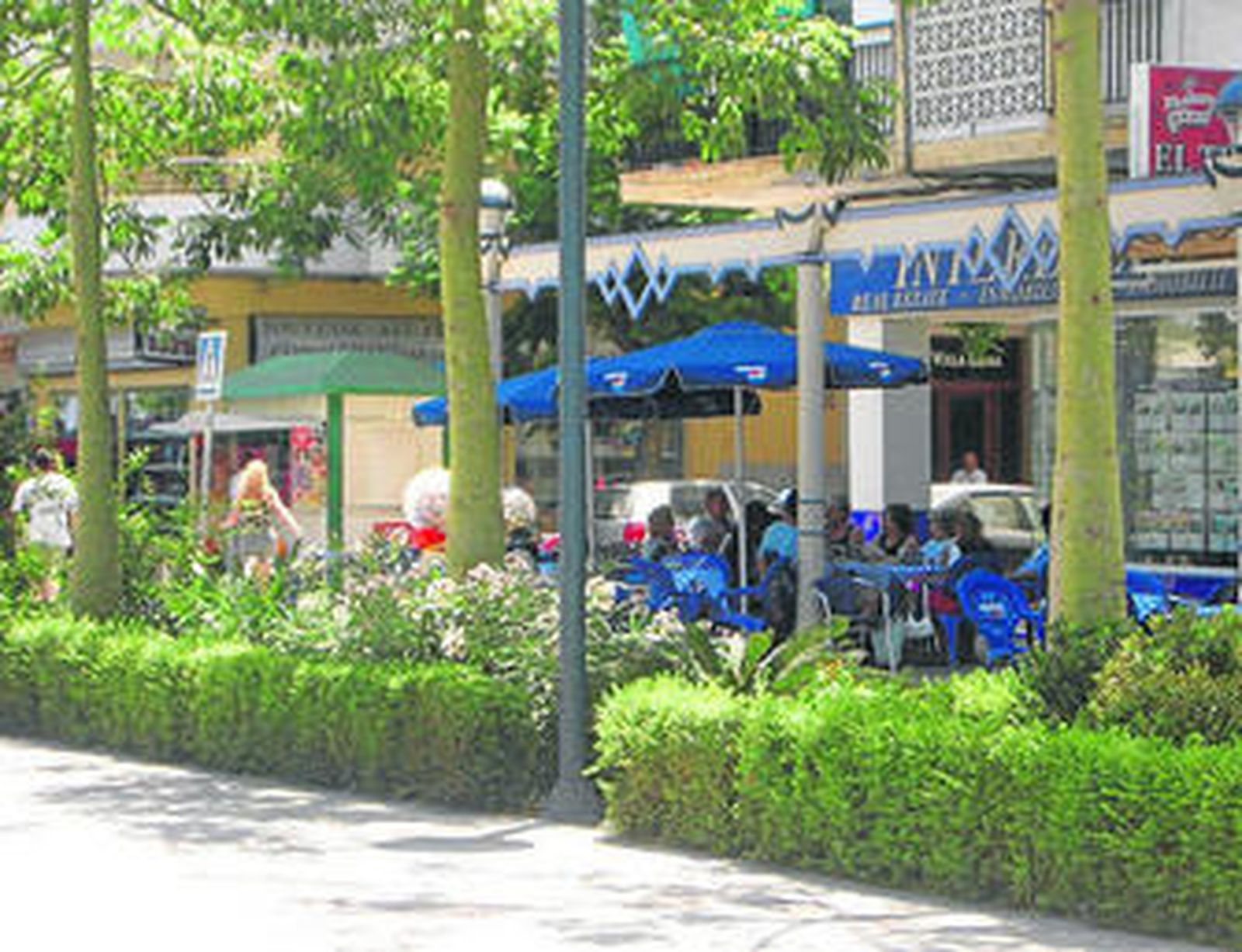 Varias personas sentadas en la terraza de un establecimiento de Vélez-Málaga.