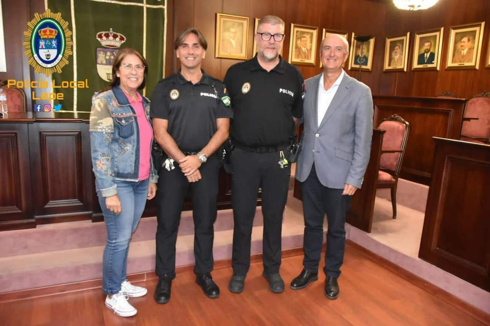 Los agentes junto al alcalde de Lepe.