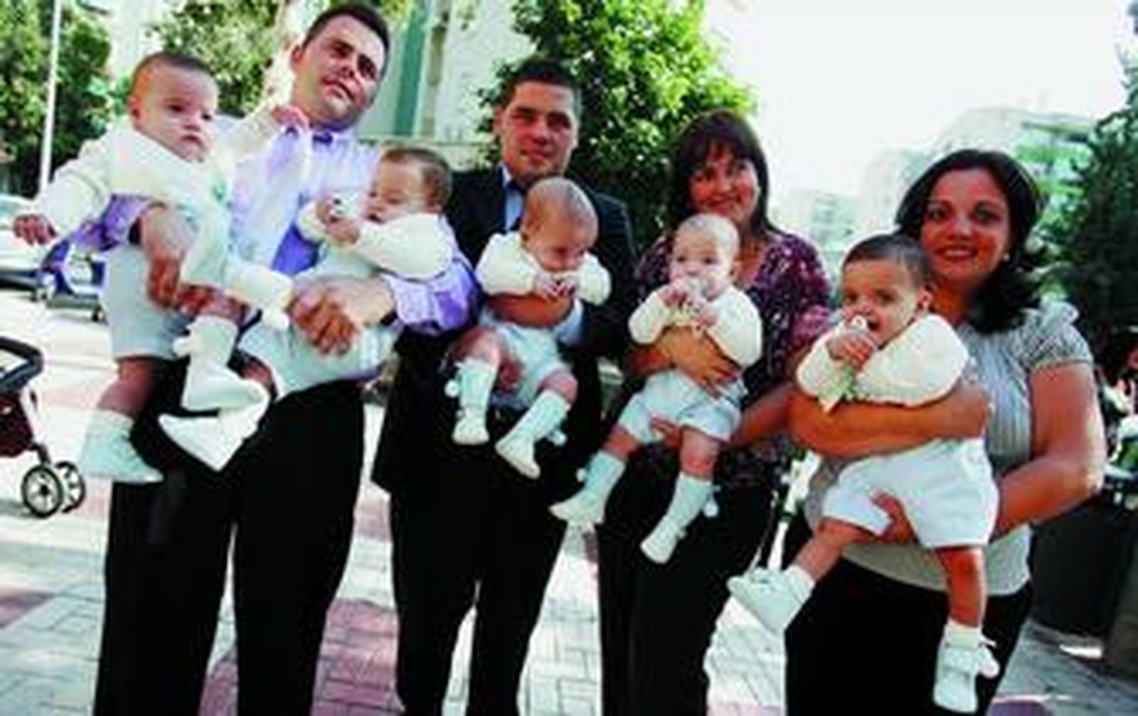 Padres e hijos (los mellizos están en el centro), ayer, momentos antes del multitudinario bautizo.