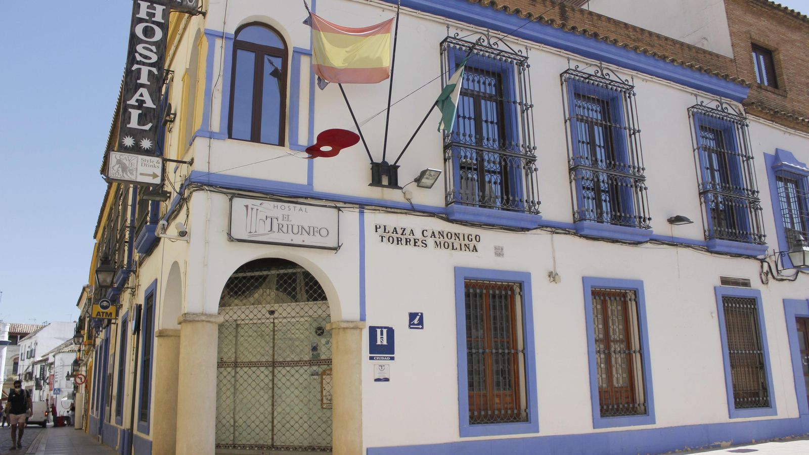 Uno de los hoteles cerrados en la calle Corregidor Luis de la Cerda