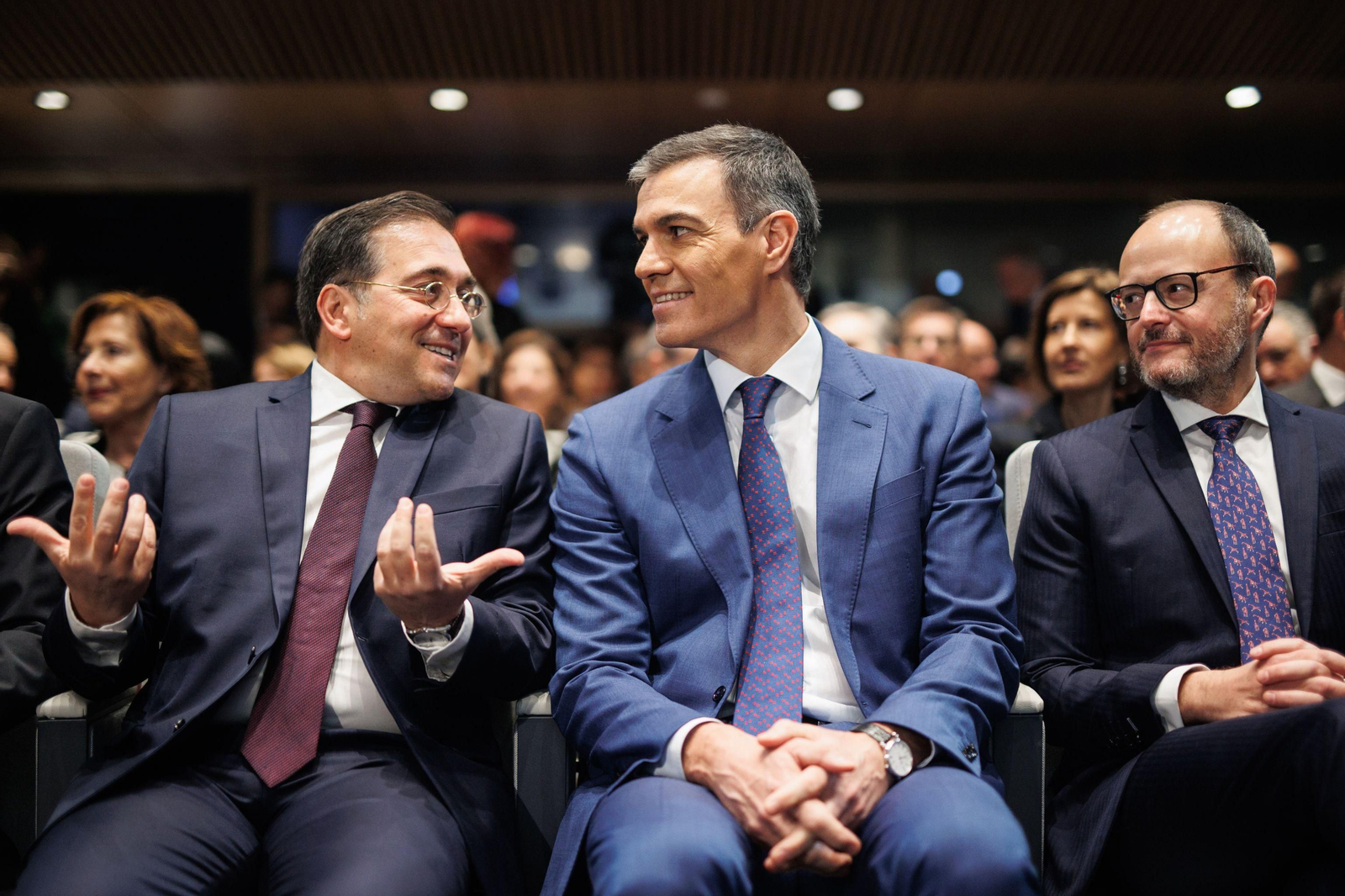 El presidente del Gobierno, Pedro  Sánchez , y el ministro de Asuntos Exteriores, Unión Europea y Cooperación, José Manuel Albares.