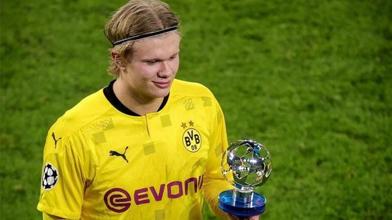 Erling Haaland, con uno de sus numerosos trofeos