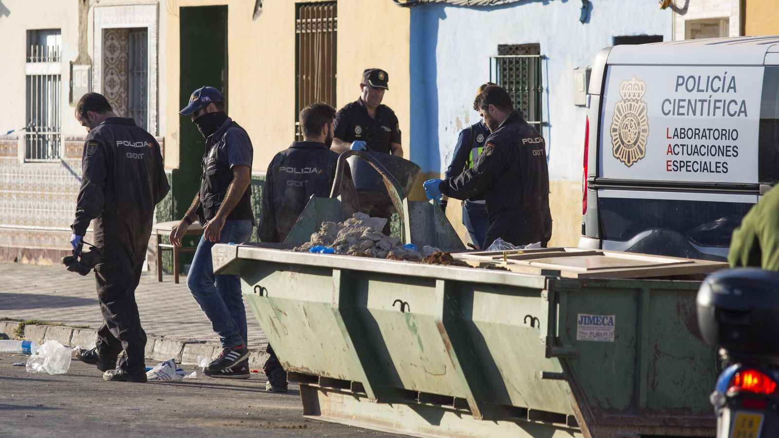Intervención de la Policía Nacional en el barrio de Cerro Blanco, de Dos Hermanas, referente del tráfico de heroína.