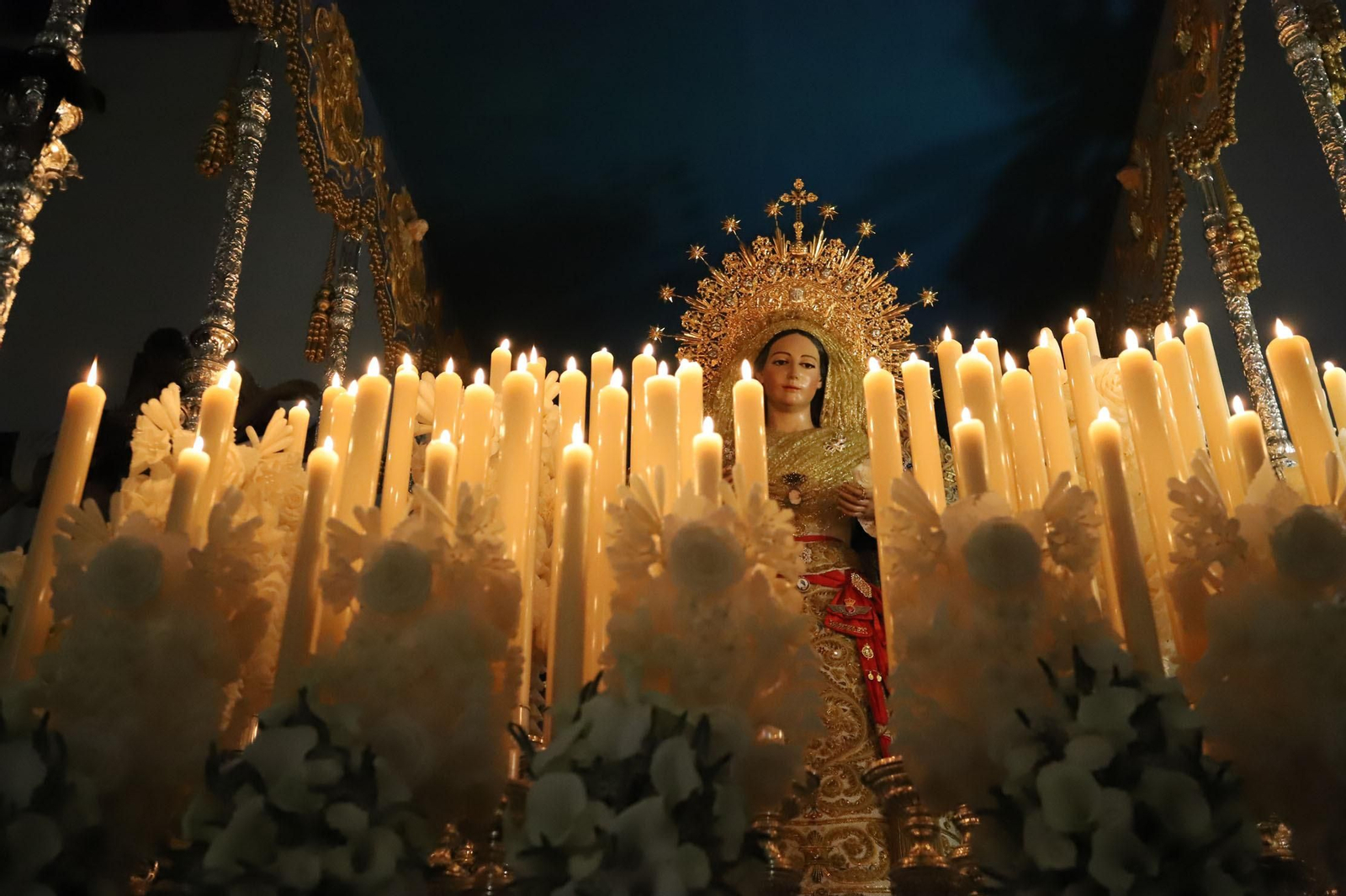 Imágenes del recorrido de la Borriquita  por las calles de Huelva