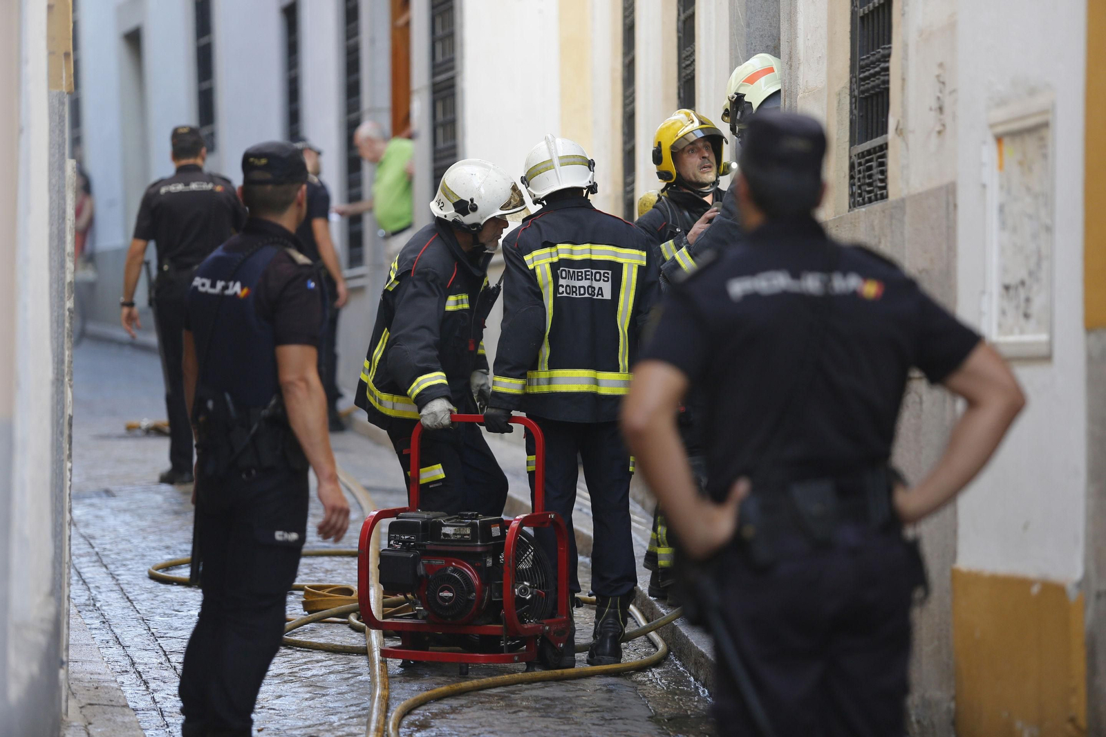 Bomberos y Policía Nacional, en una intervención.