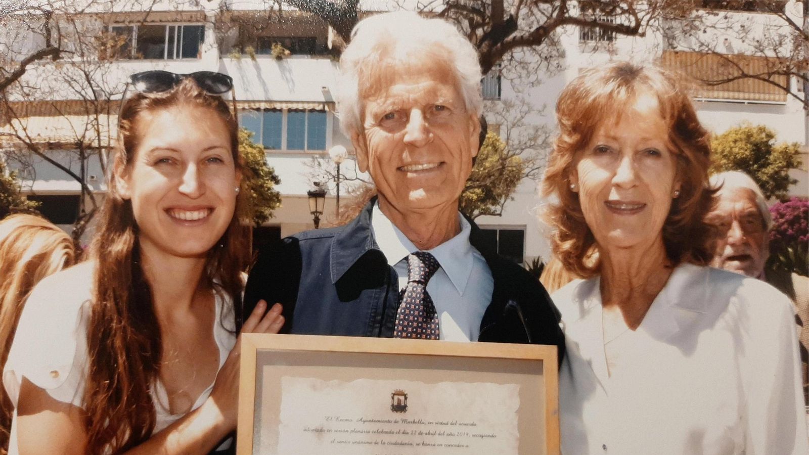 Jan Weima exhibe el diploma municipal, junto a su mujer e hija. Jan Weima exhibe el diploma municipal, junto a su mujer e hija.