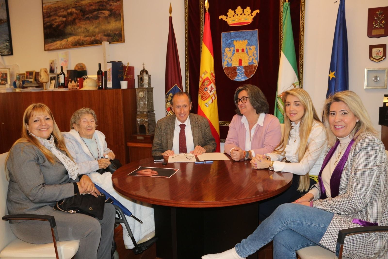 Un momento de la recepción municipal  a la bailaora Delia Montenegro.