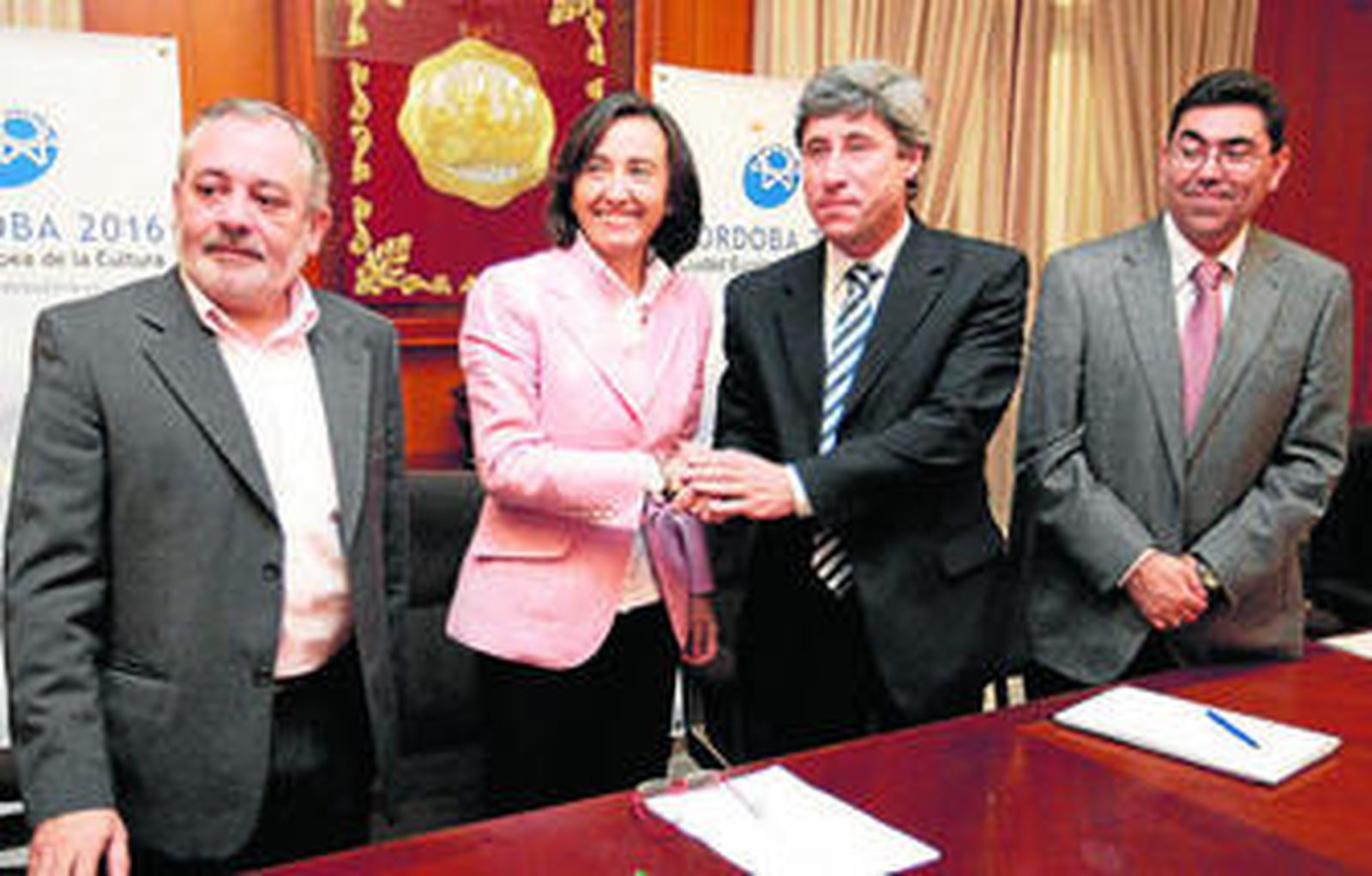Una reunión pasada en la sala de Comisiones del Consistorio cordobés, con el escudo de la ciudad al fondo.