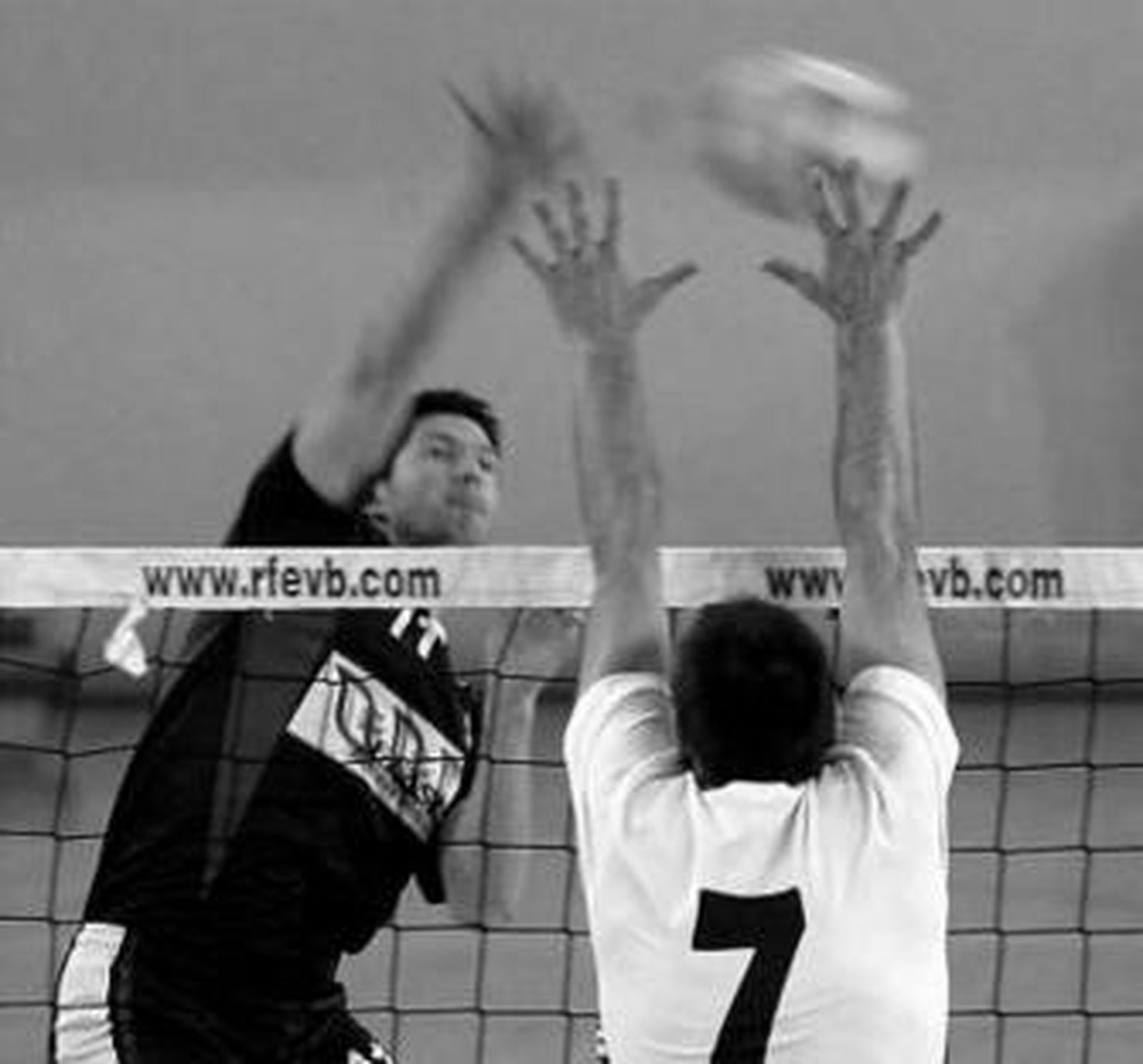 Eugenio Ruiz remata en presencia de un rival.