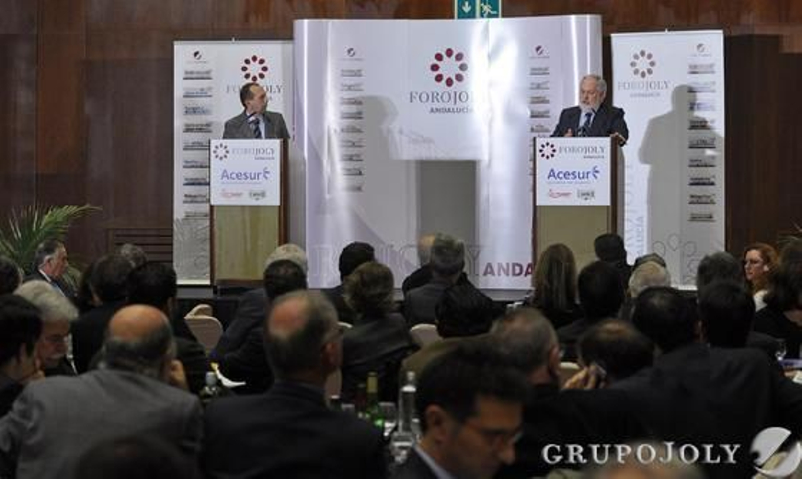 Arias Cañete responde a las preguntas de los asistentes. / M. Gómez