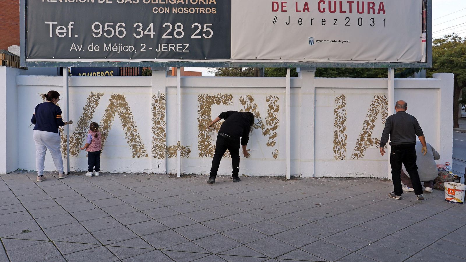 Imágenes del grafiti 'Valentía' en homenaje a las víctimas de la DANA