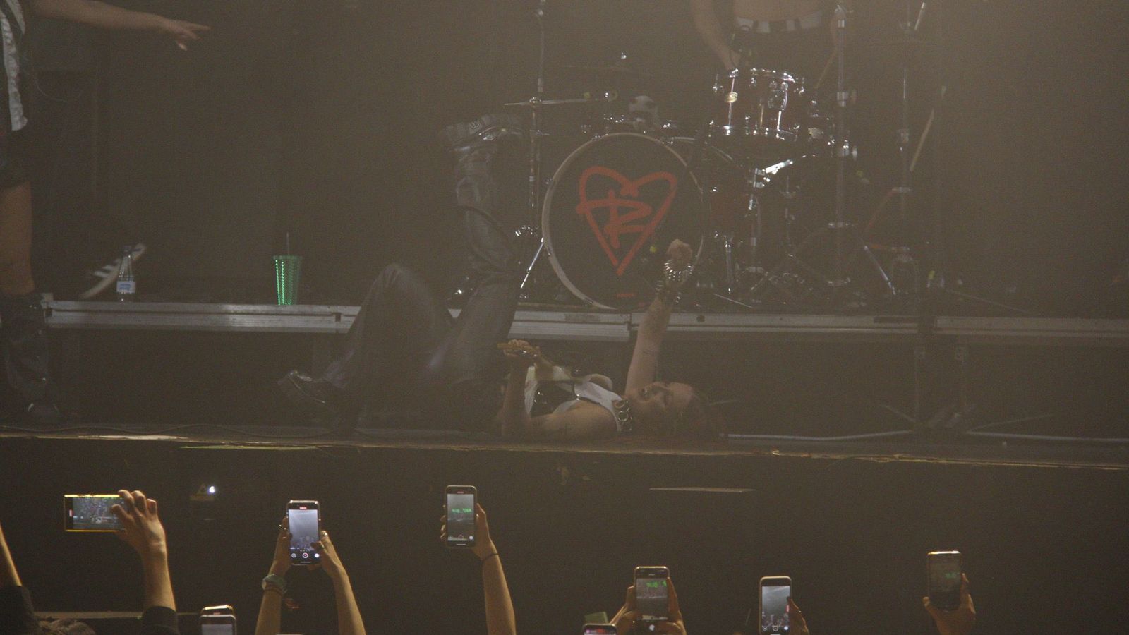 La artista es puro nervio sobre el escenario