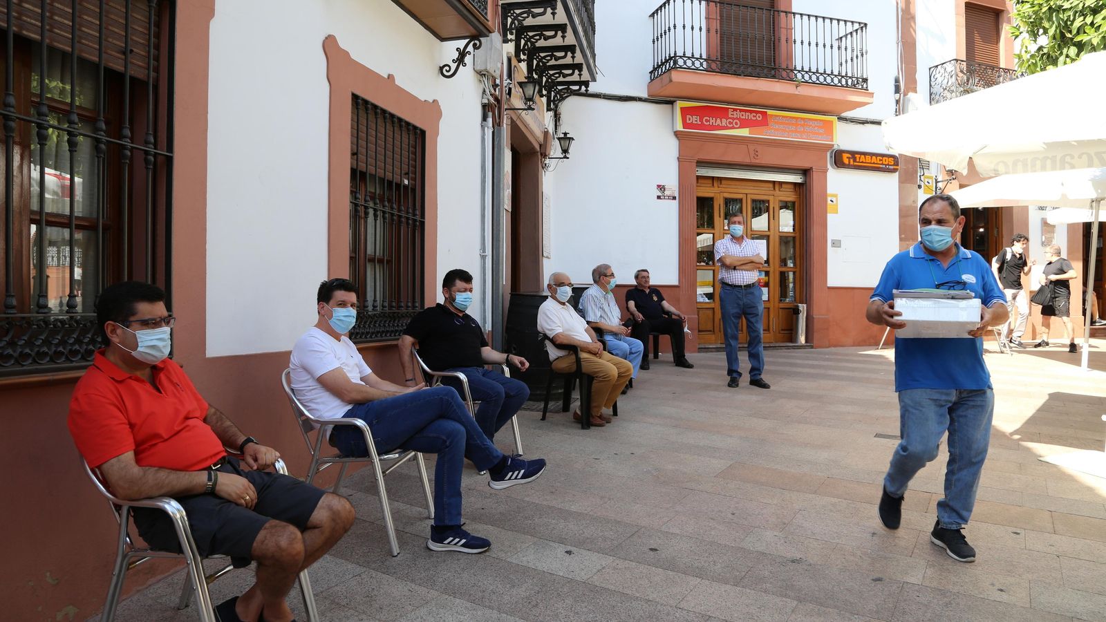 Hombres en una terraza.