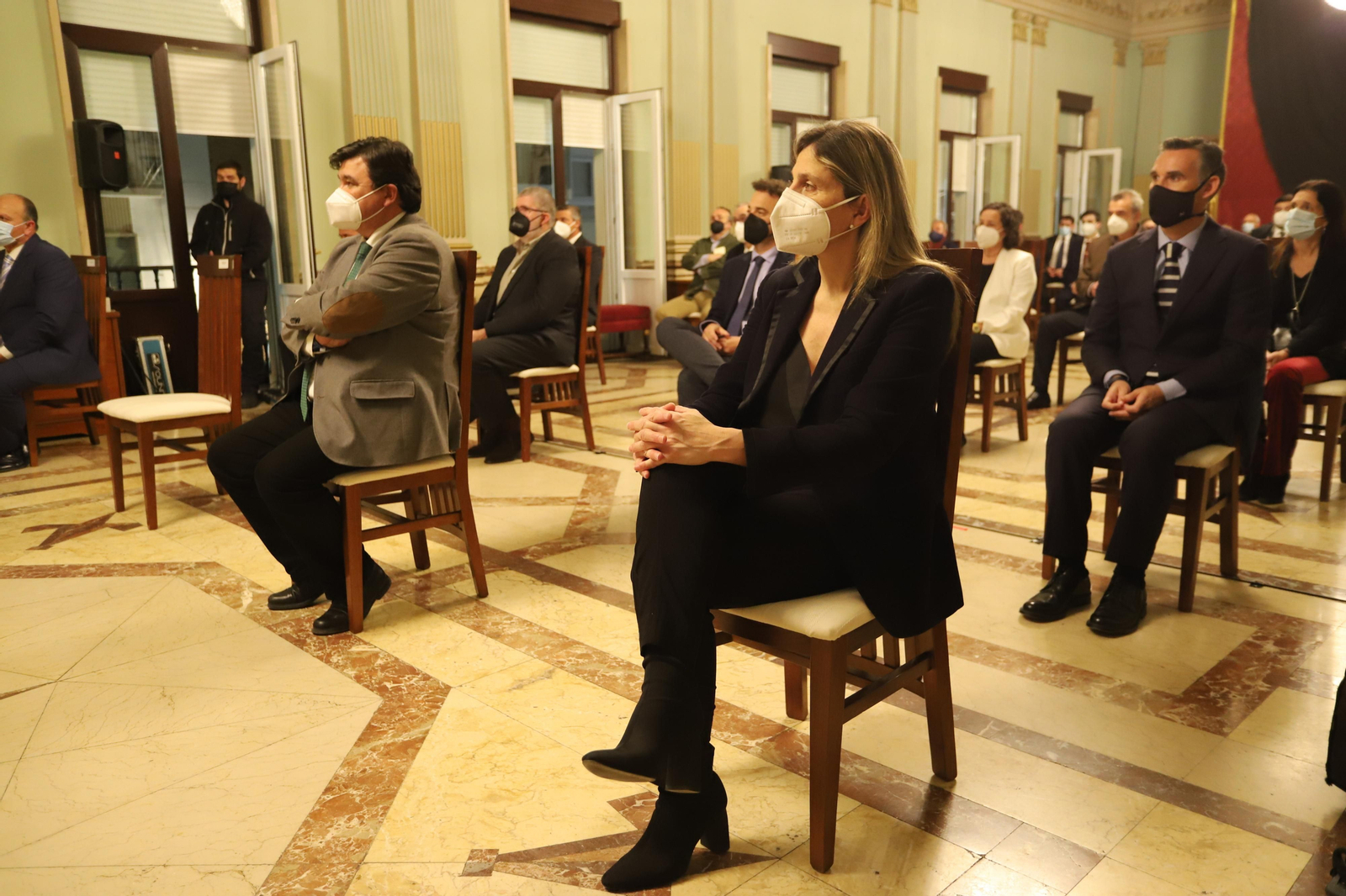 Imágenes de la presentación de la nueva saya y candelabros de cola de la Hermandad de Los Estudiantes.