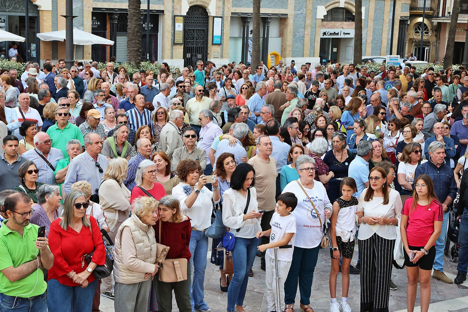 Imágenes de la concentración por las infraestructuras para Huelva