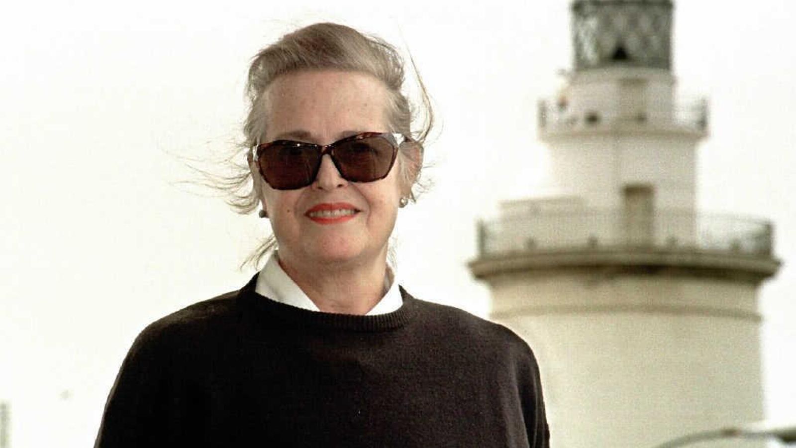 María victoria Atencia, junto a La Farola en 1998. María victoria Atencia, junto a La Farola en 1998.