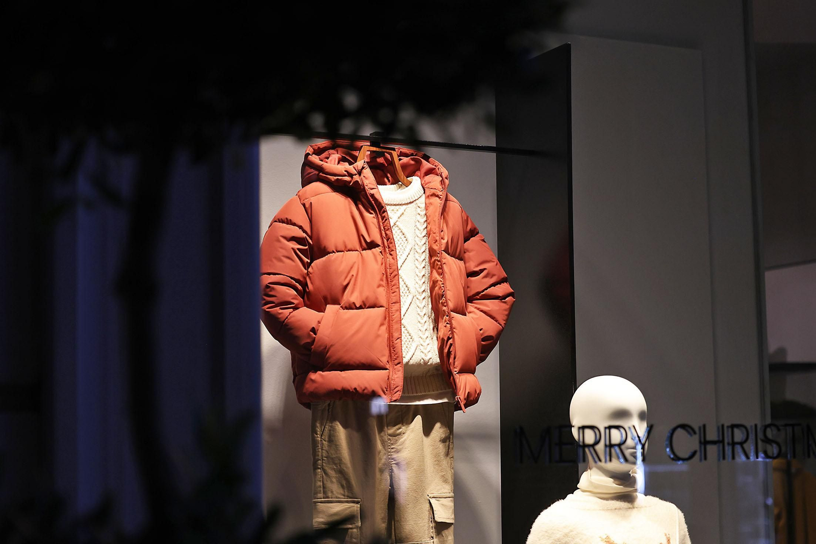 Los abrigos toman las calles de Huelva por el cambio drástico de las temperaturas