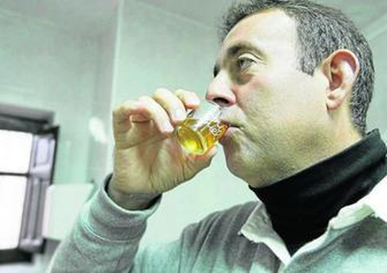 José Miguel Ortiz, degustando el licor estrella de su empresa.