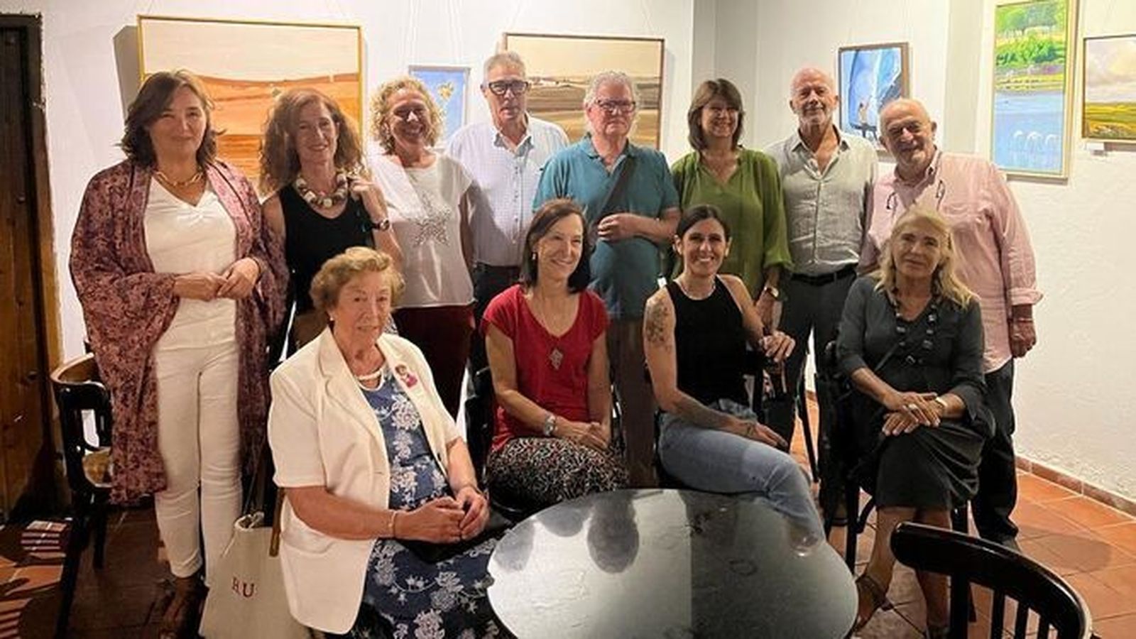 La foto de grupo de los alumnos que participan en la exposición, junto a su profesora María Lizaso.
