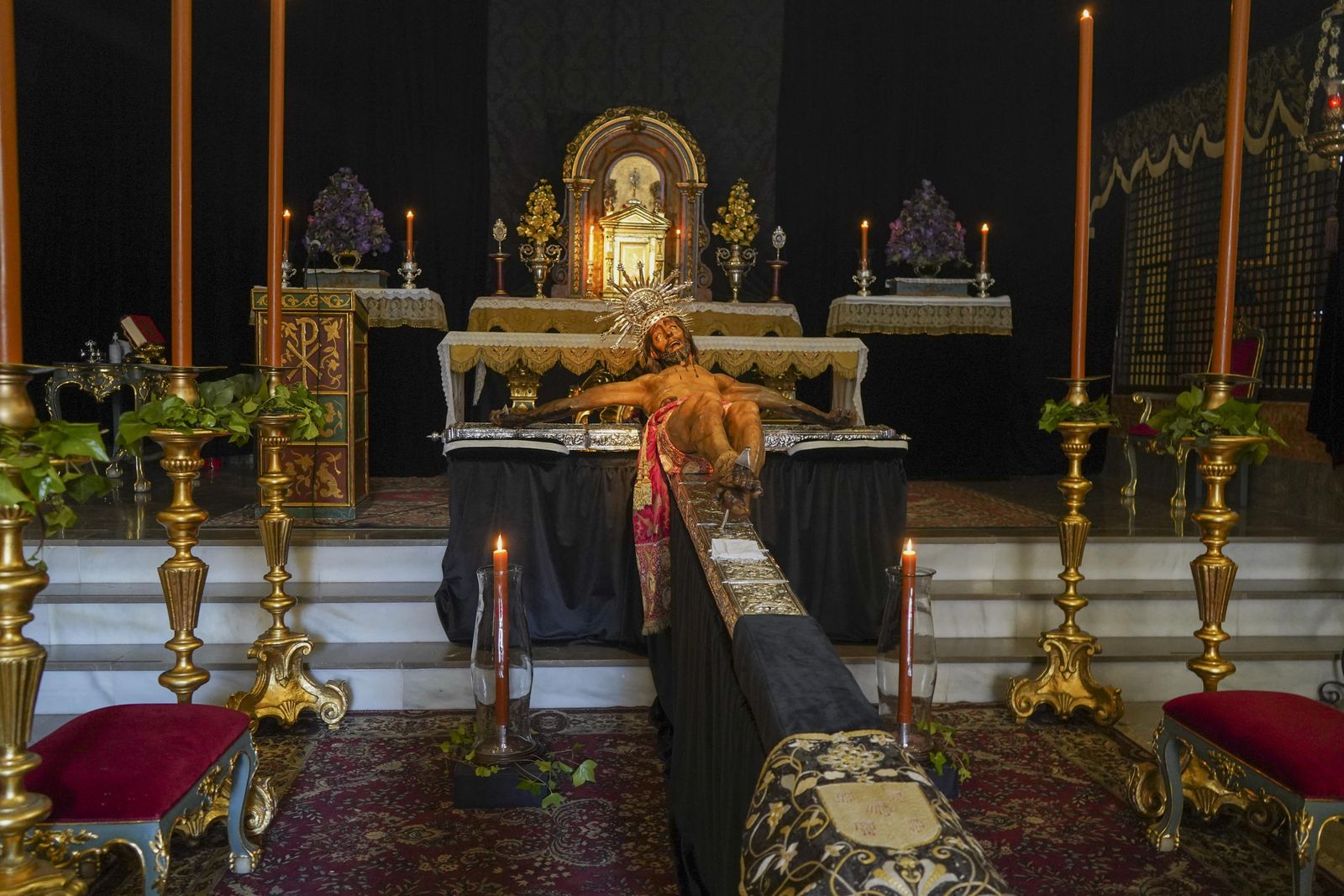 El besapiés al Cristo de San Agustín, en imágenes