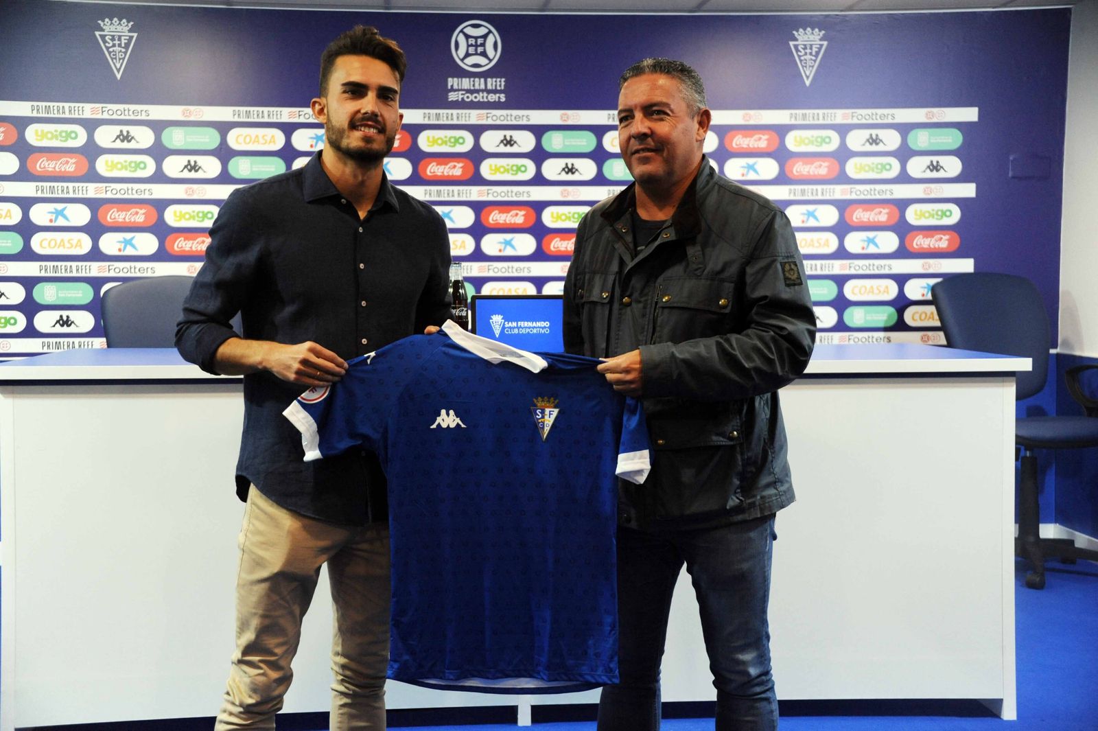 Luis Ruiz (i) y David Vizcaíno en la presentación del nuevo jugador del San Fernando.